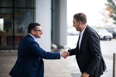 Am 10. September 2025 nahm Staatssekret&auml;r Alexander Pr&ouml;ll (r.) an der Er&ouml;ffnung der Billa Innovationsmesse teil. Im Bild mit dem Vorstandsvorsitzenden der Billa AG Erich Szuchy (l.).