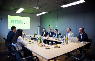 Am 10. September 2025 nahm Staatssekret&auml;r Alexander Pr&ouml;ll (2.v.l.) an der Er&ouml;ffnung der Billa Innovationsmesse teil. Im Bild mit dem Vorstandsvorsitzenden der Billa AG Erich Szuchy (3.v.r.).