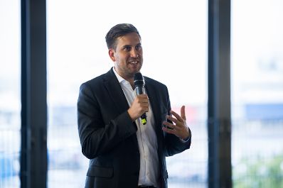 Am 10. September 2025 nahm Staatssekret&auml;r Alexander Pr&ouml;ll (im Bild) an der Er&ouml;ffnung der Billa Innovationsmesse teil.