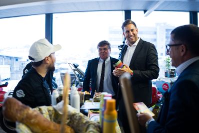 Am 10. September 2025 nahm Staatssekret&auml;r Alexander Pr&ouml;ll (2.v.r.) an der Er&ouml;ffnung der Billa Innovationsmesse teil.