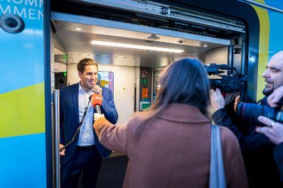 Am 16. Oktober 2025 fuhr Staatssekret&auml;r Alexander Pr&ouml;ll (l.) im Rahmen der ID-Austria Servicetour mit der Westbahn von Wien nach Linz.