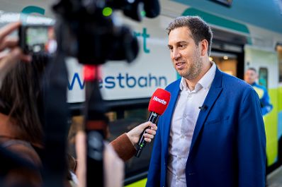 Am 16. Oktober 2025 fuhr Staatssekret&auml;r Alexander Pr&ouml;ll (r.) im Rahmen der ID-Austria Servicetour mit der Westbahn von Wien nach Linz.