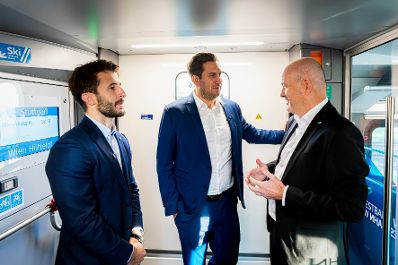 Am 16. Oktober 2025 fuhr Staatssekret&auml;r Alexander Pr&ouml;ll (m.) im Rahmen der ID-Austria Servicetour mit der Westbahn von Wien nach Linz.