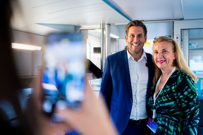 Am 16. Oktober 2025 fuhr Staatssekret&auml;r Alexander Pr&ouml;ll (m.) im Rahmen der ID-Austria Servicetour mit der Westbahn von Wien nach Linz.