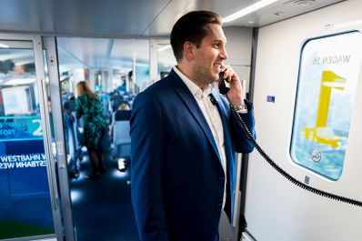 Am 16. Oktober 2025 fuhr Staatssekret&auml;r Alexander Pr&ouml;ll (im Bild) im Rahmen der ID-Austria Servicetour mit der Westbahn von Wien nach Linz.