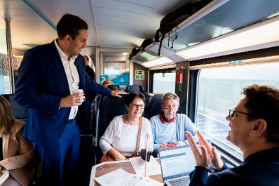 Am 16. Oktober 2025 fuhr Staatssekret&auml;r Alexander Pr&ouml;ll (l.) im Rahmen der ID-Austria Servicetour mit der Westbahn von Wien nach Linz.