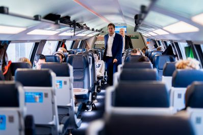 Am 16. Oktober 2025 fuhr Staatssekret&auml;r Alexander Pr&ouml;ll (m.) im Rahmen der ID-Austria Servicetour mit der Westbahn von Wien nach Linz.