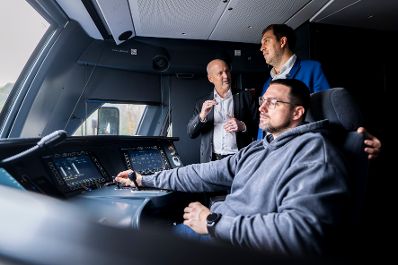 Am 16. Oktober 2025 fuhr Staatssekret&auml;r Alexander Pr&ouml;ll (r.) im Rahmen der ID-Austria Servicetour mit der Westbahn von Wien nach Linz.