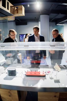 Am 17. Oktober 2025 nahm Staatssekret&auml;r Alexander Pr&ouml;ll (m.) an einer Podiumsdiskussion beim Ars Electronica teil. Im Bild bei der anschlie&szlig;enden F&uuml;hrung.