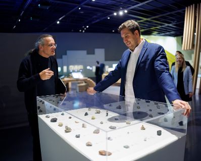 Am 17. Oktober 2025 nahm Staatssekret&auml;r Alexander Pr&ouml;ll (2.v.l.) an einer Podiumsdiskussion beim Ars Electronica teil. Im Bild bei der anschlie&szlig;enden F&uuml;hrung.