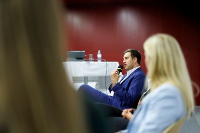 Am 17. Oktober 2025 nahm Staatssekret&auml;r Alexander Pr&ouml;ll (m.) an einer Podiumsdiskussion beim Ars Electronica teil.