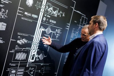 Am 17. Oktober 2025 nahm Staatssekret&auml;r Alexander Pr&ouml;ll (r.) an einer Podiumsdiskussion beim Ars Electronica teil. Im Bild bei der anschlie&szlig;enden F&uuml;hrung.