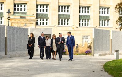 Am 21. Oktober 2025 nahm Staatssekret&auml;r Alexander Pr&ouml;ll (r.) gemeinsam mit Bundespr&auml;sident Alexander Van der Bellen (2.v.l.) und dem Bundespr&auml;sidenten Deutschlands Frank-Walter Steinmeier (2.v.r.), an einer Kranzniederlegung bei der Namensmauer im Ostarrichipark teil.