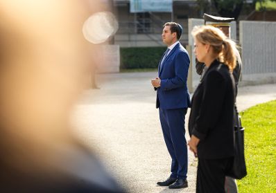 Am 21. Oktober 2025 nahm Staatssekret&auml;r Alexander Pr&ouml;ll (2.v.r.) gemeinsam mit Bundespr&auml;sident Alexander Van der Bellen und dem Bundespr&auml;sidenten Deutschlands Frank-Walter Steinmeier, an einer Kranzniederlegung bei der Namensmauer im Ostarrichipark teil.
