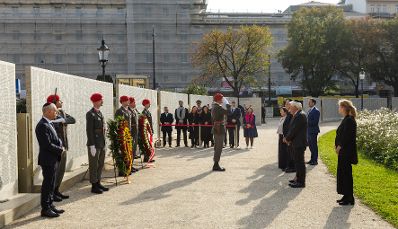 Am 21. Oktober 2025 nahm Staatssekret&auml;r Alexander Pr&ouml;ll (2.v.r.) gemeinsam mit Bundespr&auml;sident Alexander Van der Bellen (4.v.r.) und dem Bundespr&auml;sidenten Deutschlands Frank-Walter Steinmeier (3.v.r.), an einer Kranzniederlegung bei der Namensmauer im Ostarrichipark teil.
