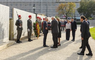 Am 21. Oktober 2025 nahm Staatssekret&auml;r Alexander Pr&ouml;ll (r.) gemeinsam mit Bundespr&auml;sident Alexander Van der Bellen (3.v.r.) und dem Bundespr&auml;sidenten Deutschlands Frank-Walter Steinmeier (m.), an einer Kranzniederlegung bei der Namensmauer im Ostarrichipark teil.