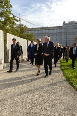 Am 21. Oktober 2025 nahm Staatssekret&auml;r Alexander Pr&ouml;ll (2.v.l.) gemeinsam mit Bundespr&auml;sident Alexander Van der Bellen und dem Bundespr&auml;sidenten Deutschlands Frank-Walter Steinmeier (m.r.), an einer Kranzniederlegung bei der Namensmauer im Ostarrichipark teil.