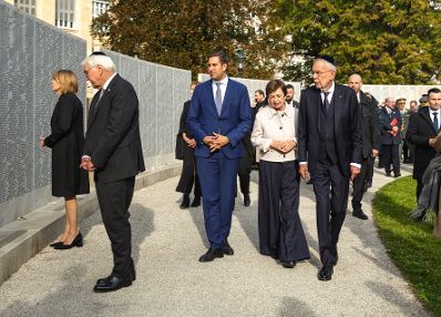 Am 21. Oktober 2025 nahm Staatssekret&auml;r Alexander Pr&ouml;ll (m.l.) gemeinsam mit Bundespr&auml;sident Alexander Van der Bellen (r.) und dem Bundespr&auml;sidenten Deutschlands Frank-Walter Steinmeier (2.v.l.), an einer Kranzniederlegung bei der Namensmauer im Ostarrichipark teil.