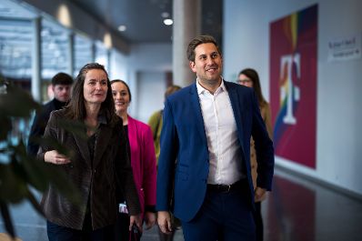 Am 21. Oktober 2025 besuchte Staatssekret&auml;r Alexander Pr&ouml;ll (r.) die Magenta Swift Coding Challenge 2025 im T-Center in Wien.