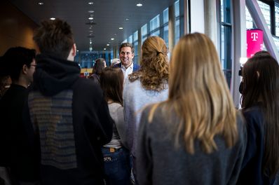 Am 21. Oktober 2025 besuchte Staatssekret&auml;r Alexander Pr&ouml;ll (m.) die Magenta Swift Coding Challenge 2025 im T-Center in Wien.