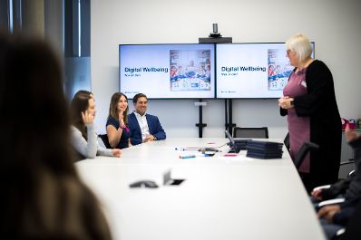 Am 21. Oktober 2025 besuchte Staatssekret&auml;r Alexander Pr&ouml;ll (3.v.l.) die Magenta Swift Coding Challenge 2025 im T-Center in Wien.