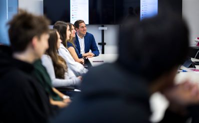 Am 21. Oktober 2025 besuchte Staatssekret&auml;r Alexander Pr&ouml;ll (m.l.) die Magenta Swift Coding Challenge 2025 im T-Center in Wien.