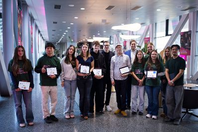 Am 21. Oktober 2025 besuchte Staatssekret&auml;r Alexander Pr&ouml;ll (6.v.r.) die Magenta Swift Coding Challenge 2025 im T-Center in Wien.