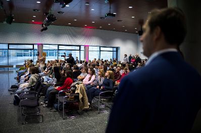 Am 21. Oktober 2025 besuchte Staatssekret&auml;r Alexander Pr&ouml;ll (r.) die Magenta Swift Coding Challenge 2025 im T-Center in Wien.