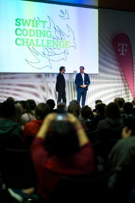 Am 21. Oktober 2025 besuchte Staatssekret&auml;r Alexander Pr&ouml;ll (r.) die Magenta Swift Coding Challenge 2025 im T-Center in Wien.