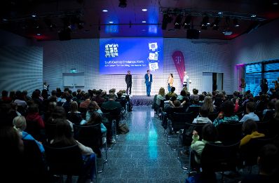 Am 21. Oktober 2025 besuchte Staatssekret&auml;r Alexander Pr&ouml;ll (m.) die Magenta Swift Coding Challenge 2025 im T-Center in Wien.