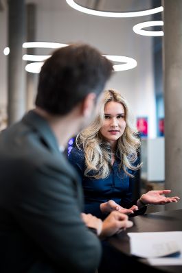 Am 21. Oktober 2025 besuchte Staatssekret&auml;r Alexander Pr&ouml;ll die Magenta Swift Coding Challenge 2025 im T-Center in Wien. Im Bild bei einem Round Table Gespr&auml;ch.