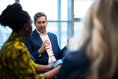 Am 21. Oktober 2025 besuchte Staatssekret&auml;r Alexander Pr&ouml;ll (m.) die Magenta Swift Coding Challenge 2025 im T-Center in Wien. Im Bild bei einem Round Table Gespr&auml;ch.