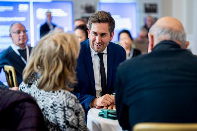 Am 21. Oktober 2025 lud Staatssekret&auml;r Alexander Pr&ouml;ll (m.) Auslands&ouml;sterreicherinnen und Auslands&ouml;sterreicher des Jewish Welcome Service ins Bundeskanzleramt.