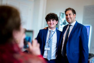 Am 21. Oktober 2025 lud Staatssekret&auml;r Alexander Pr&ouml;ll (r.) Auslands&ouml;sterreicherinnen und Auslands&ouml;sterreicher des Jewish Welcome Service ins Bundeskanzleramt.