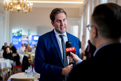 Am 21. Oktober 2025 lud Staatssekret&auml;r Alexander Pr&ouml;ll (m.) Auslands&ouml;sterreicherinnen und Auslands&ouml;sterreicher des Jewish Welcome Service ins Bundeskanzleramt.