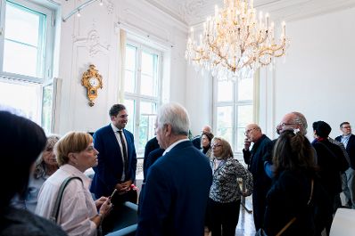 Am 21. Oktober 2025 lud Staatssekret&auml;r Alexander Pr&ouml;ll (4.v.l.) Auslands&ouml;sterreicherinnen und Auslands&ouml;sterreicher des Jewish Welcome Service ins Bundeskanzleramt.