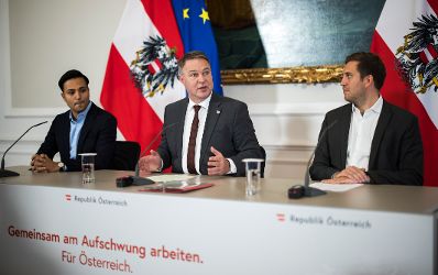 Am 22. Oktober 2025 nahmen Staatssekret&auml;r Alexander Pr&ouml;ll (r.), Vizekanzler Andreas Babler (m.) und Klubobmann Yannick Shetty (l.) am Pressefoyer nach dem Ministerrat teil.