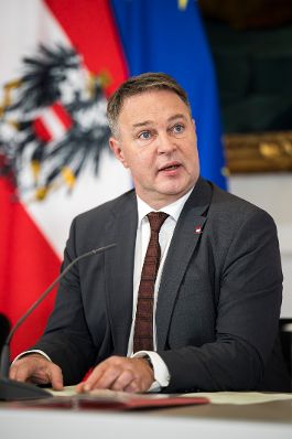 Am 22. Oktober 2025 nahmen Staatssekret&auml;r Alexander Pr&ouml;ll, Vizekanzler Andreas Babler (im Bild) und Klubobmann Yannick Shetty am Pressefoyer nach dem Ministerrat teil.