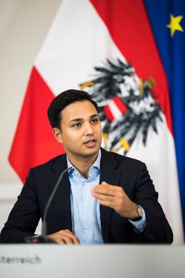 Am 22. Oktober 2025 nahmen Staatssekret&auml;r Alexander Pr&ouml;ll, Vizekanzler Andreas Babler und Klubobmann Yannick Shetty (im Bild) am Pressefoyer nach dem Ministerrat teil.