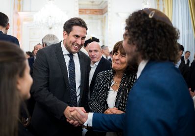 Am 22. Oktober 2025 gab Bundesministerin Claudia Plakolm gemeinsam mit Staatssekret&auml;r Alexander Pr&ouml;ll (l.) einen Abendempfang zum j&uuml;dischen Neujahrstag &quot;Rosch ha-Schana&quot; im Bundeskanzleramt.