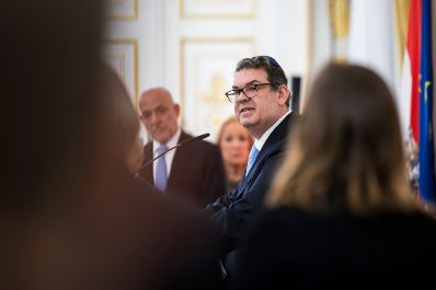 Am 22. Oktober 2025 gab Bundesministerin Claudia Plakolm gemeinsam mit Staatssekret&auml;r Alexander Pr&ouml;ll einen Abendempfang zum j&uuml;dischen Neujahrstag &quot;Rosch ha-Schana&quot; im Bundeskanzleramt. Im Bild mit Oskar Deutsch (im Bild) Pr&auml;sident der Israelitischen Kultusgemeinde.