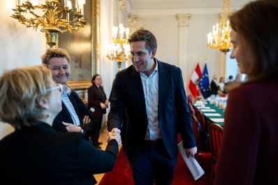 Am 24. Oktober 2025 lud Staatssekret&auml;r Alexander Pr&ouml;ll (m.) zu einem Roundtable zur digitalen Kompetenzoffensive ins Bundeskanzleramt ein.