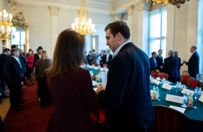 Am 24. Oktober 2025 lud Staatssekret&auml;r Alexander Pr&ouml;ll (r.) zu einem Roundtable zur digitalen Kompetenzoffensive ins Bundeskanzleramt ein.