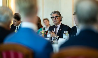 Am 24. Oktober 2025 lud Staatssekret&auml;r Alexander Pr&ouml;ll zu einem Roundtable zur digitalen Kompetenzoffensive ins Bundeskanzleramt ein.