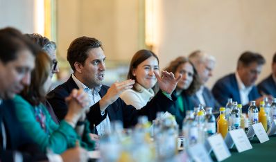 Am 24. Oktober 2025 lud Staatssekret&auml;r Alexander Pr&ouml;ll (3.v.l.) zu einem Roundtable zur digitalen Kompetenzoffensive ins Bundeskanzleramt ein.