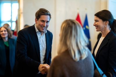 Am 24. Oktober 2025 lud Staatssekret&auml;r Alexander Pr&ouml;ll (m.l.) zu einem Roundtable zur digitalen Kompetenzoffensive ins Bundeskanzleramt ein.