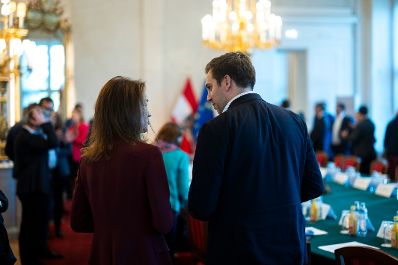 Am 24. Oktober 2025 lud Staatssekret&auml;r Alexander Pr&ouml;ll (r.) zu einem Roundtable zur digitalen Kompetenzoffensive ins Bundeskanzleramt ein.