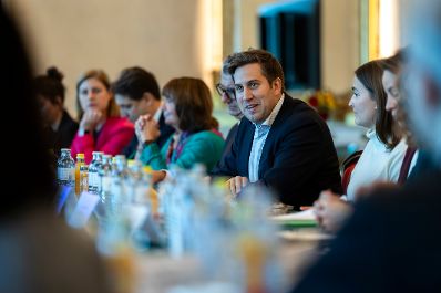 Am 24. Oktober 2025 lud Staatssekret&auml;r Alexander Pr&ouml;ll (im Bild) zu einem Roundtable zur digitalen Kompetenzoffensive ins Bundeskanzleramt ein.