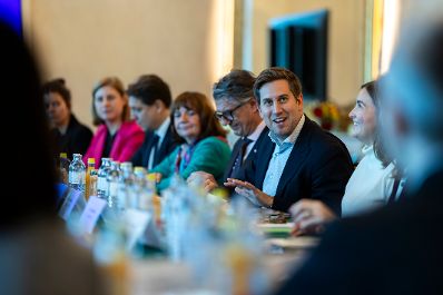 Am 24. Oktober 2025 lud Staatssekret&auml;r Alexander Pr&ouml;ll (3.v.r.) zu einem Roundtable zur digitalen Kompetenzoffensive ins Bundeskanzleramt ein.