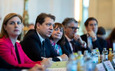 Am 24. Oktober 2025 lud Staatssekret&auml;r Alexander Pr&ouml;ll zu einem Roundtable zur digitalen Kompetenzoffensive ins Bundeskanzleramt ein.